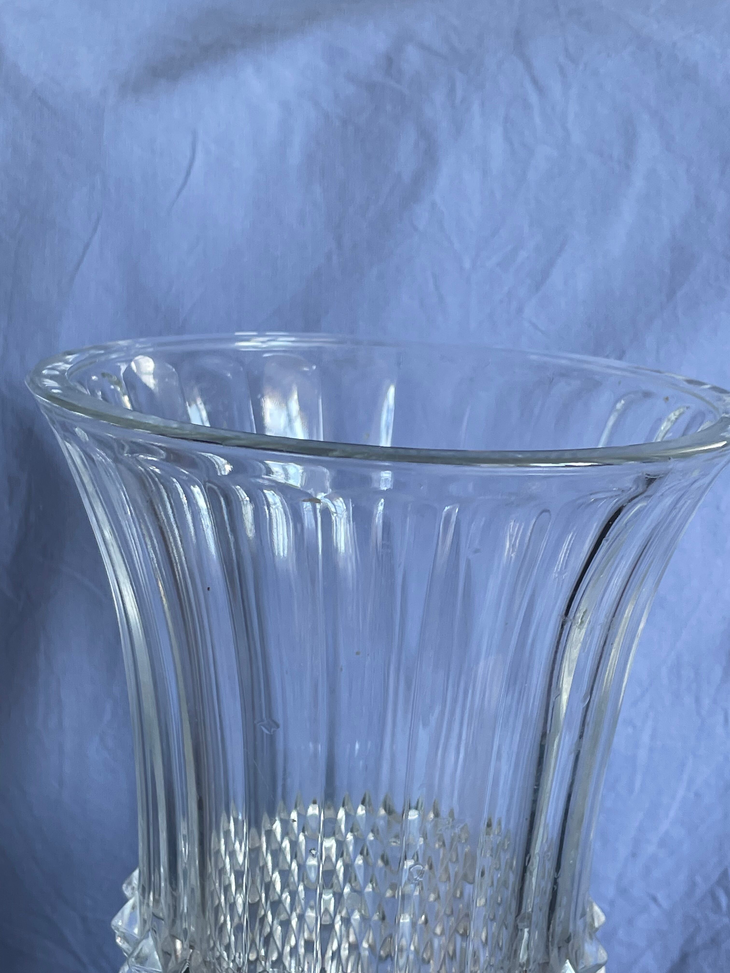 Very nice vintage vase tip of glass diamonds