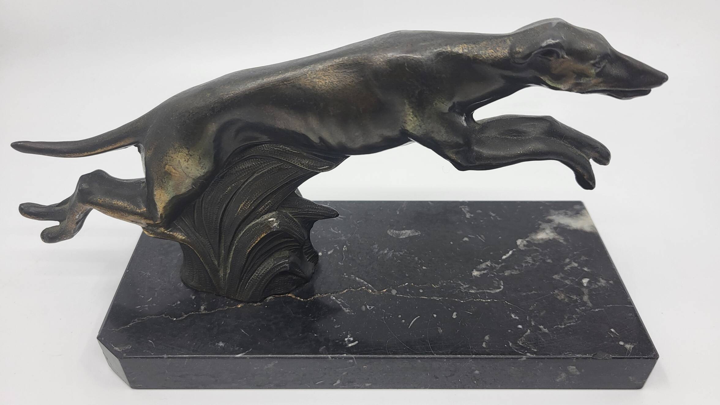 Pair of bookends, greyhounds in babbitt on black marble, Art Deco early 20th century