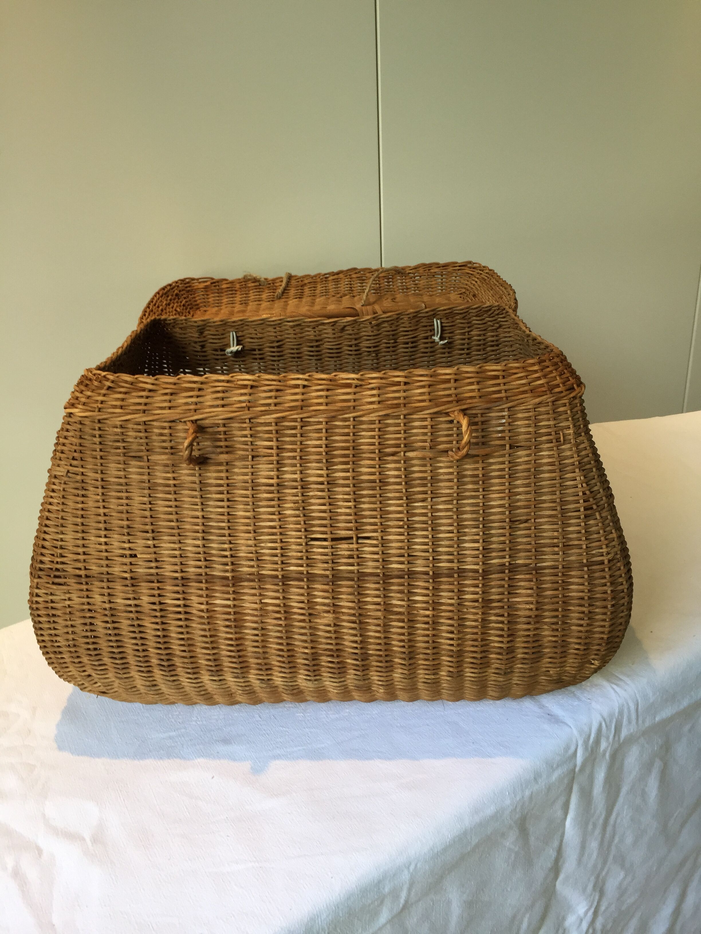 Wicker basket or box to the 1950s couture