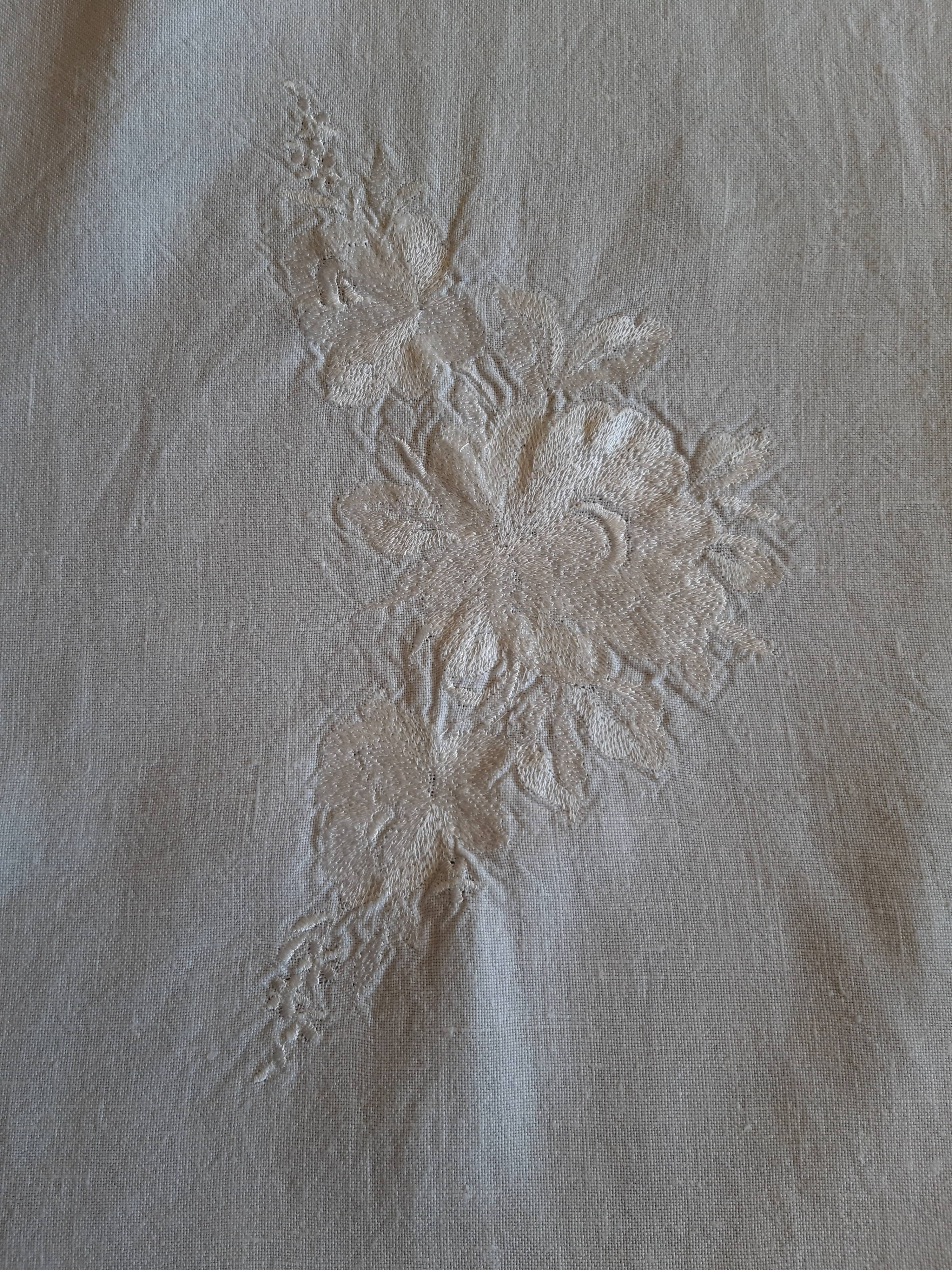 Embroidered linen nape