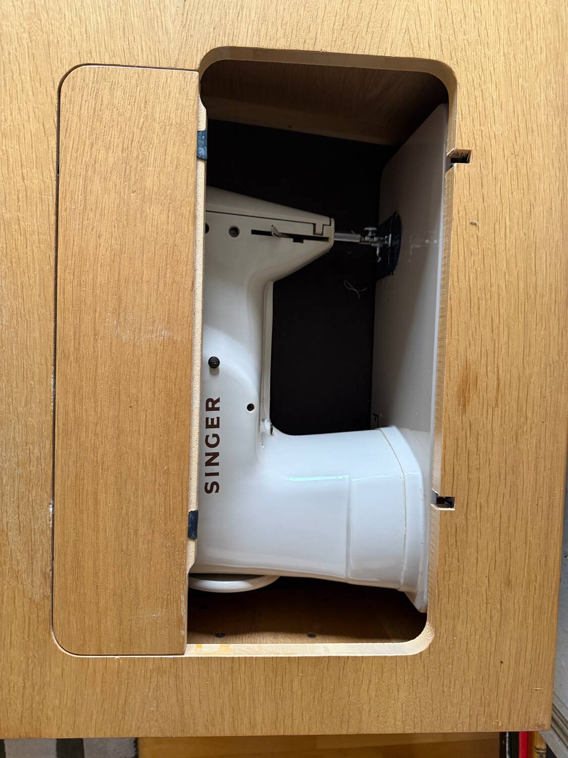 Meuble, bureau avec machine à coudre Singer 411