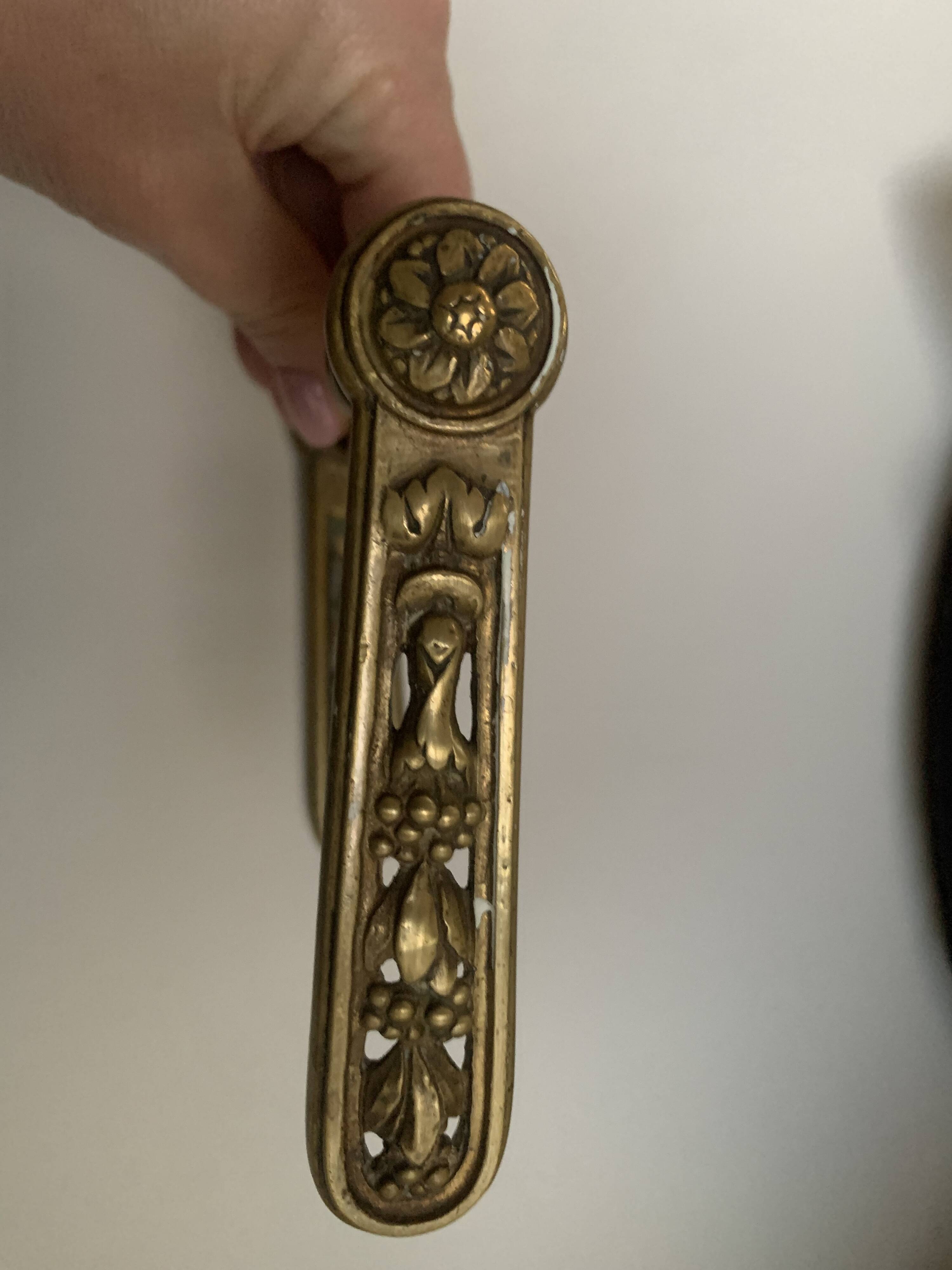 Paire de poignées de porte anciennes en laiton