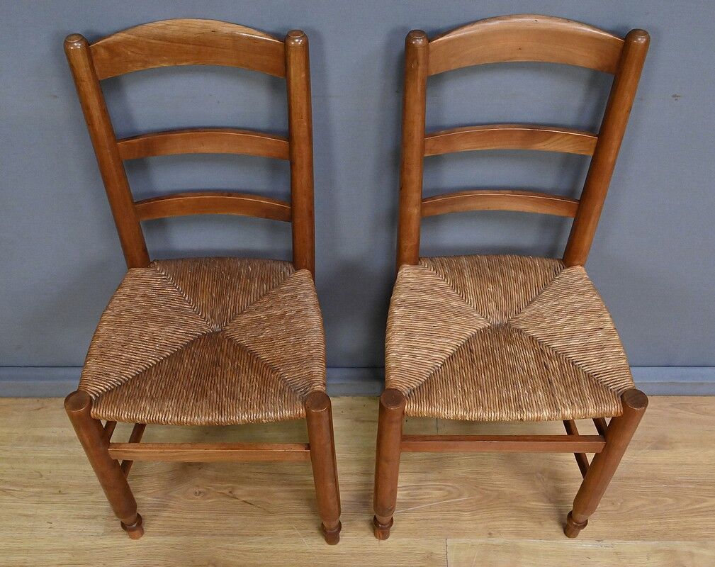 Pair of rush-seated chairs in cherry wood – late 19th century