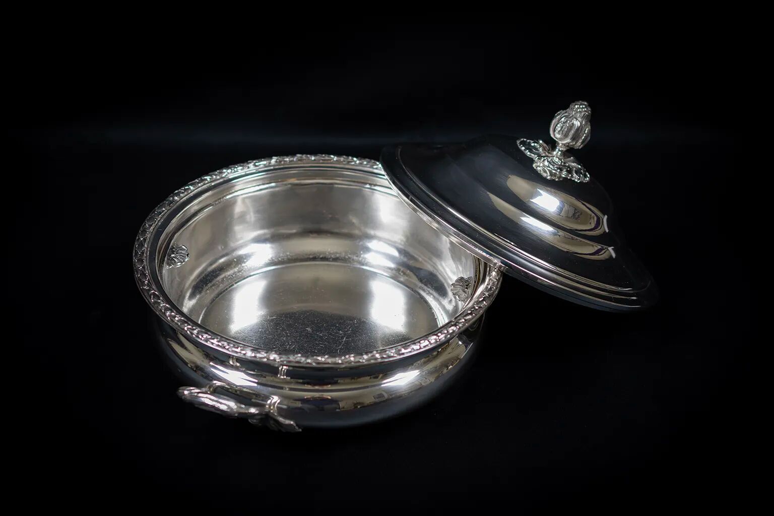 Silver-plated vegetable dish with matching tray – stamped