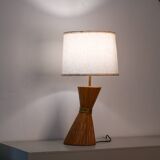 Lampe de table en rotin en forme de sablier