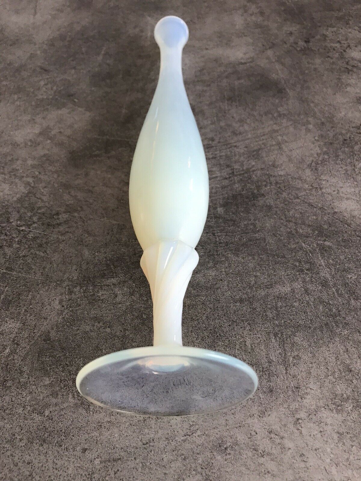 Vase soliflore vintage tulip glass opaline shades and white reflections