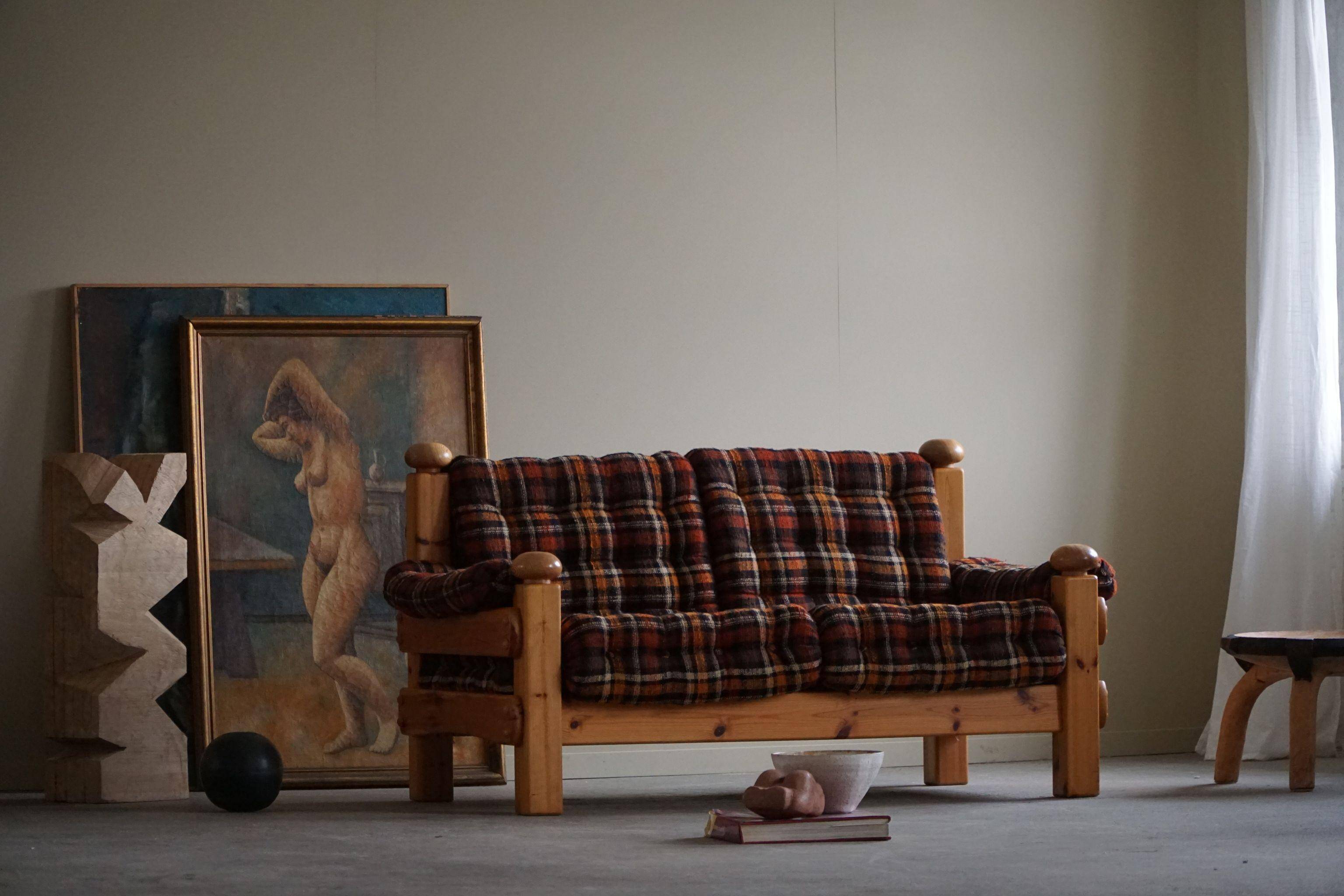 Modern Swedish brutalist two-seater sofa in solid pine, made in the 1970s.