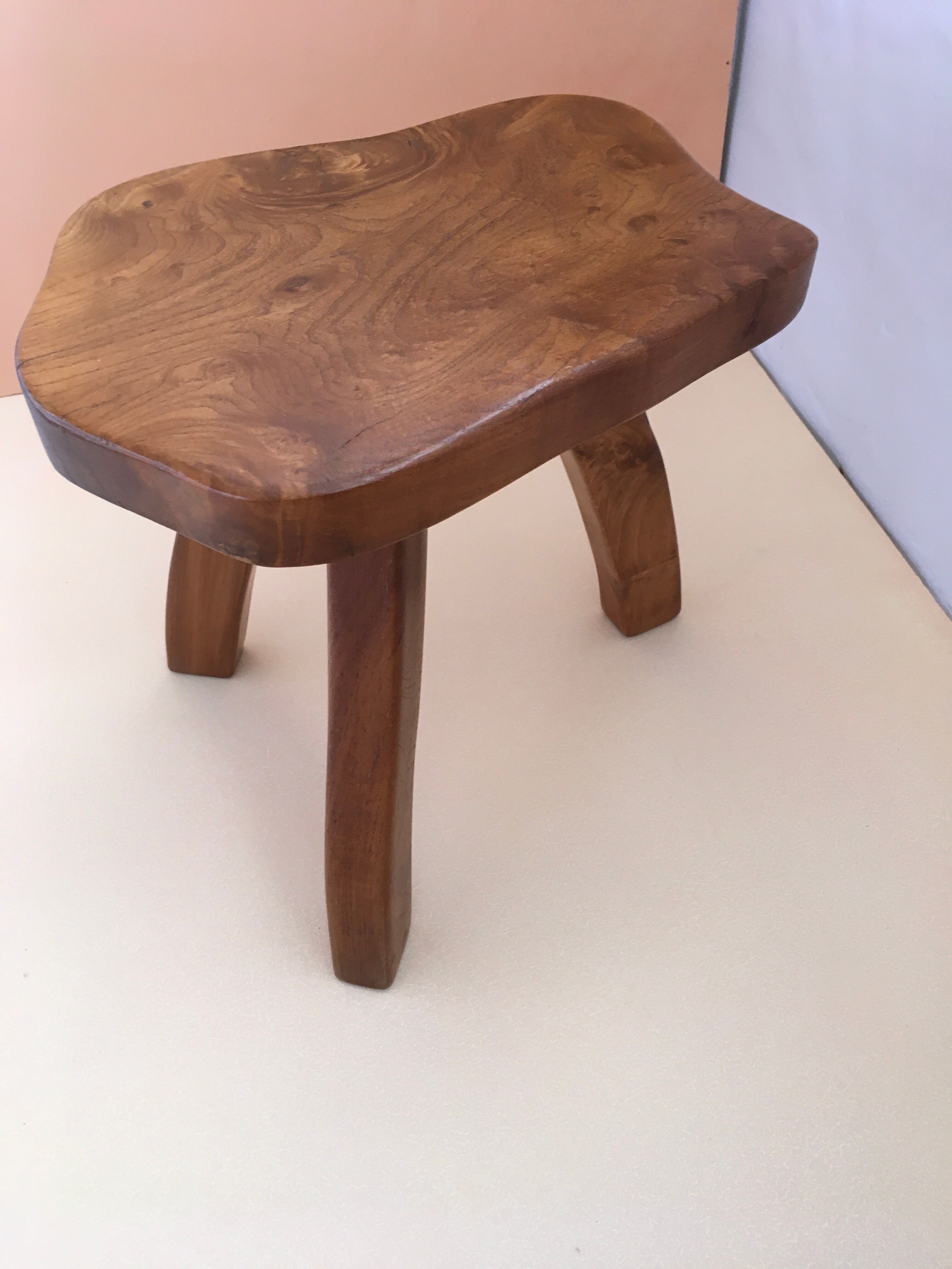 Tabouret tripode en orme