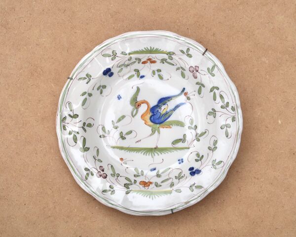 Assiette creuse en faïence de Moustiers décorée d'un oiseau, XIXe
