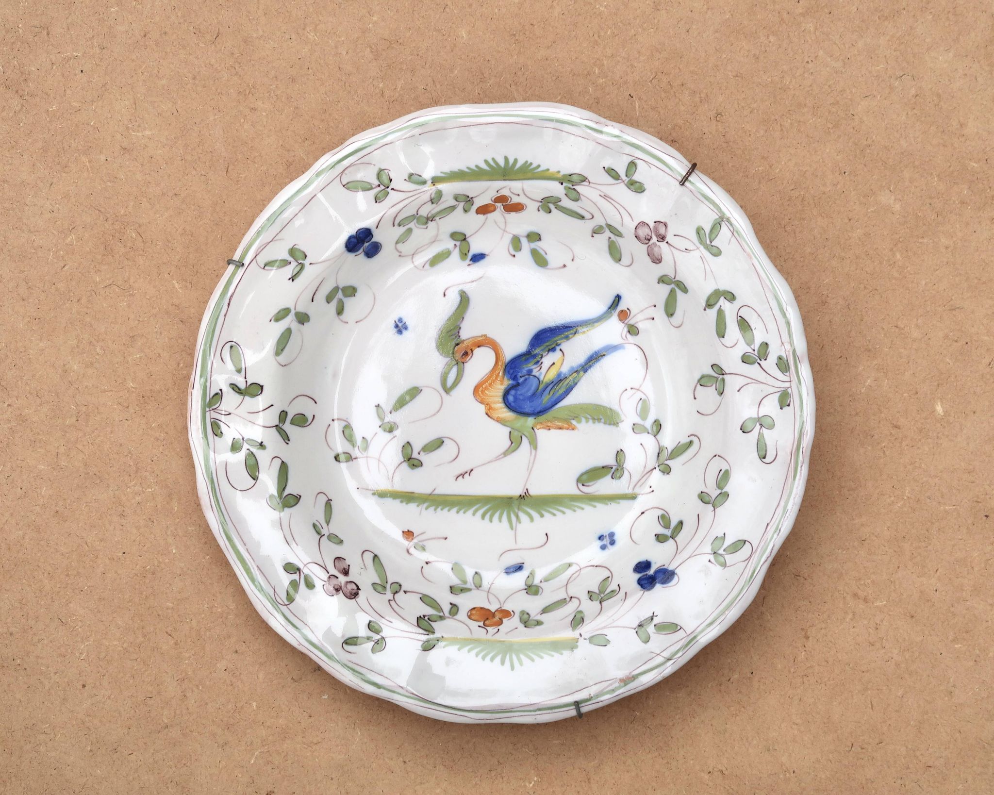 Assiette creuse en faïence de Moustiers décorée d'un oiseau, XIXe
