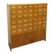 Oude houten ladekast met uitschuifbare planken