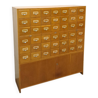 Oude houten ladekast met uitschuifbare planken