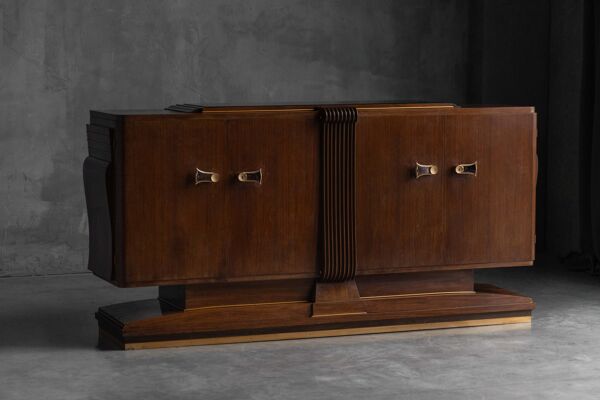 Buffet en noyer Art Déco avec des détails en laiton et une base sculpturale, France, années 1930.
