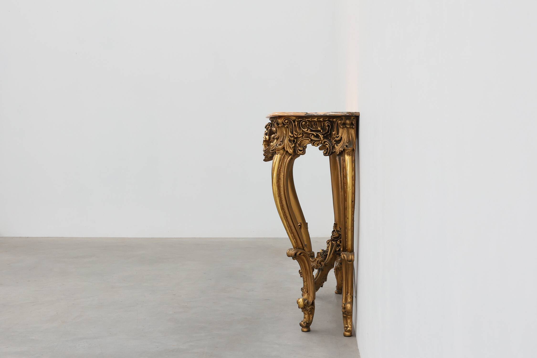 Console en bois doré sculpté avec plateau en marbre rose, style Louis XV / Rococo, It