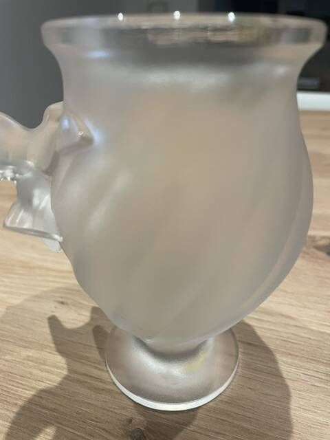 Decorative vase with birds in Lalique crystal, France, signed by the brand.