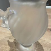 Decorative vase with birds in Lalique crystal, France, signed by the brand.
