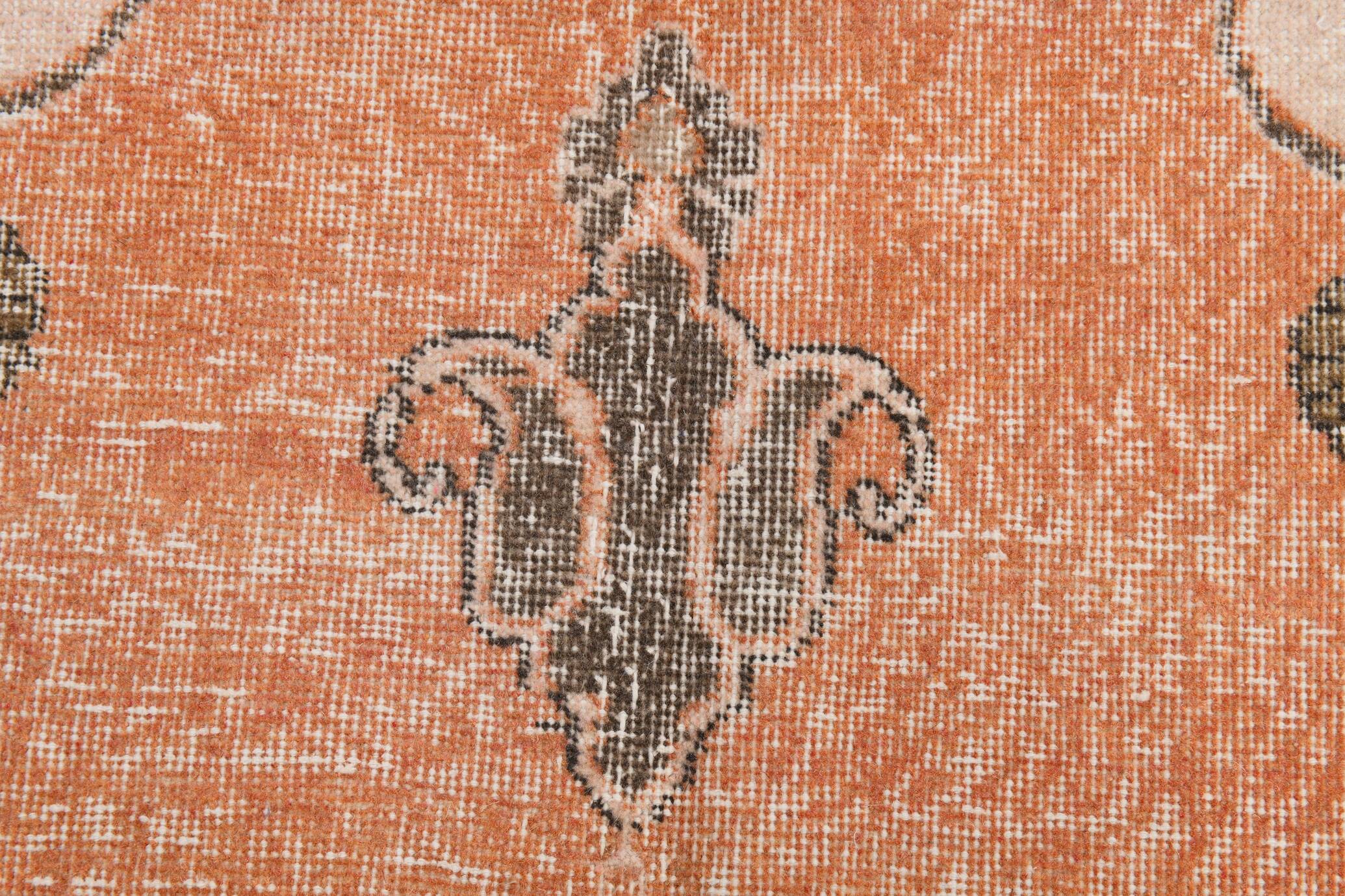 Tapis vintage orange et beige à médaillon central patiné, 157x299 Cm