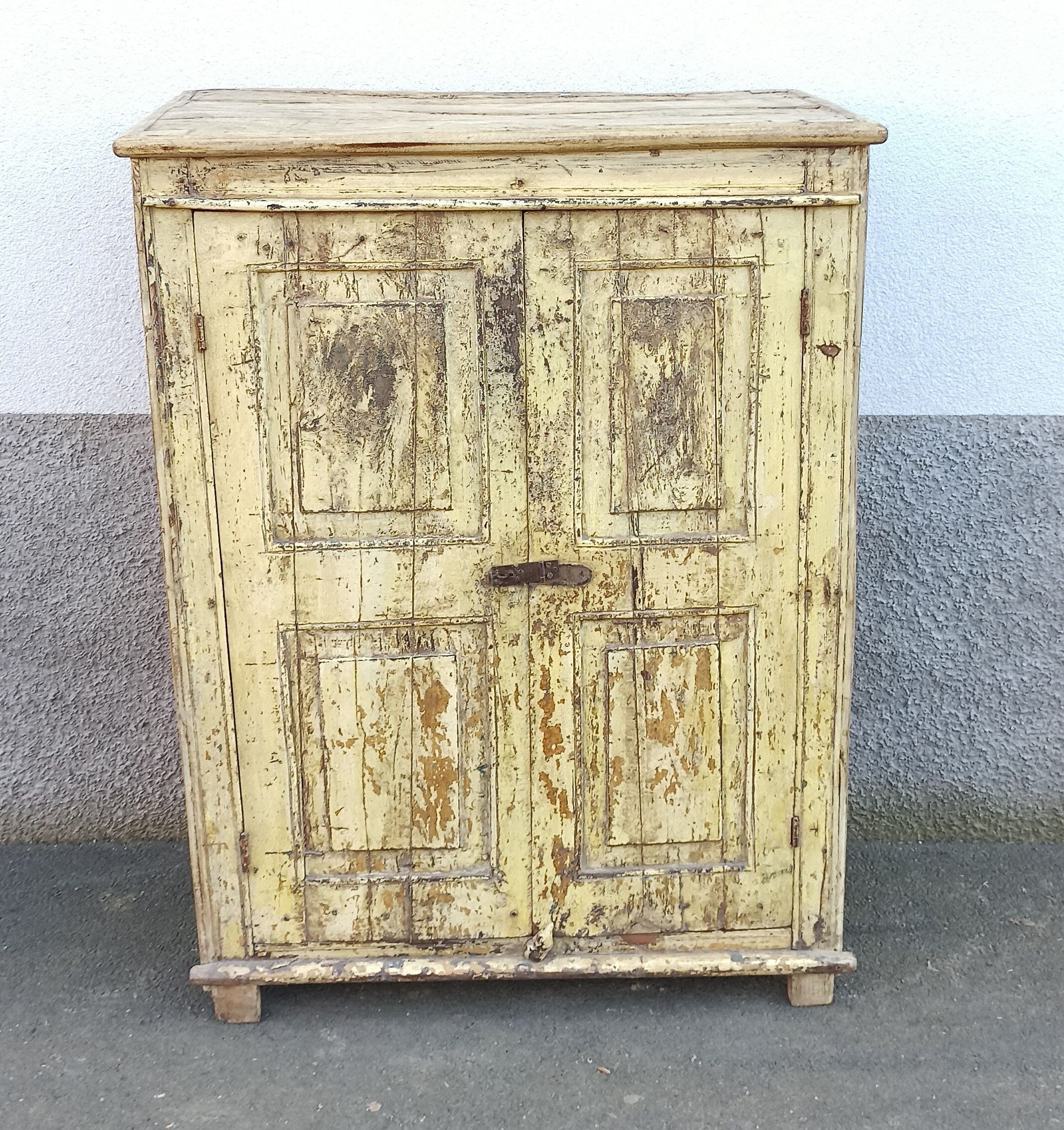 Armoire ancienne et profonde en bois