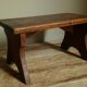 Banc repose-pied ancien en bois massif