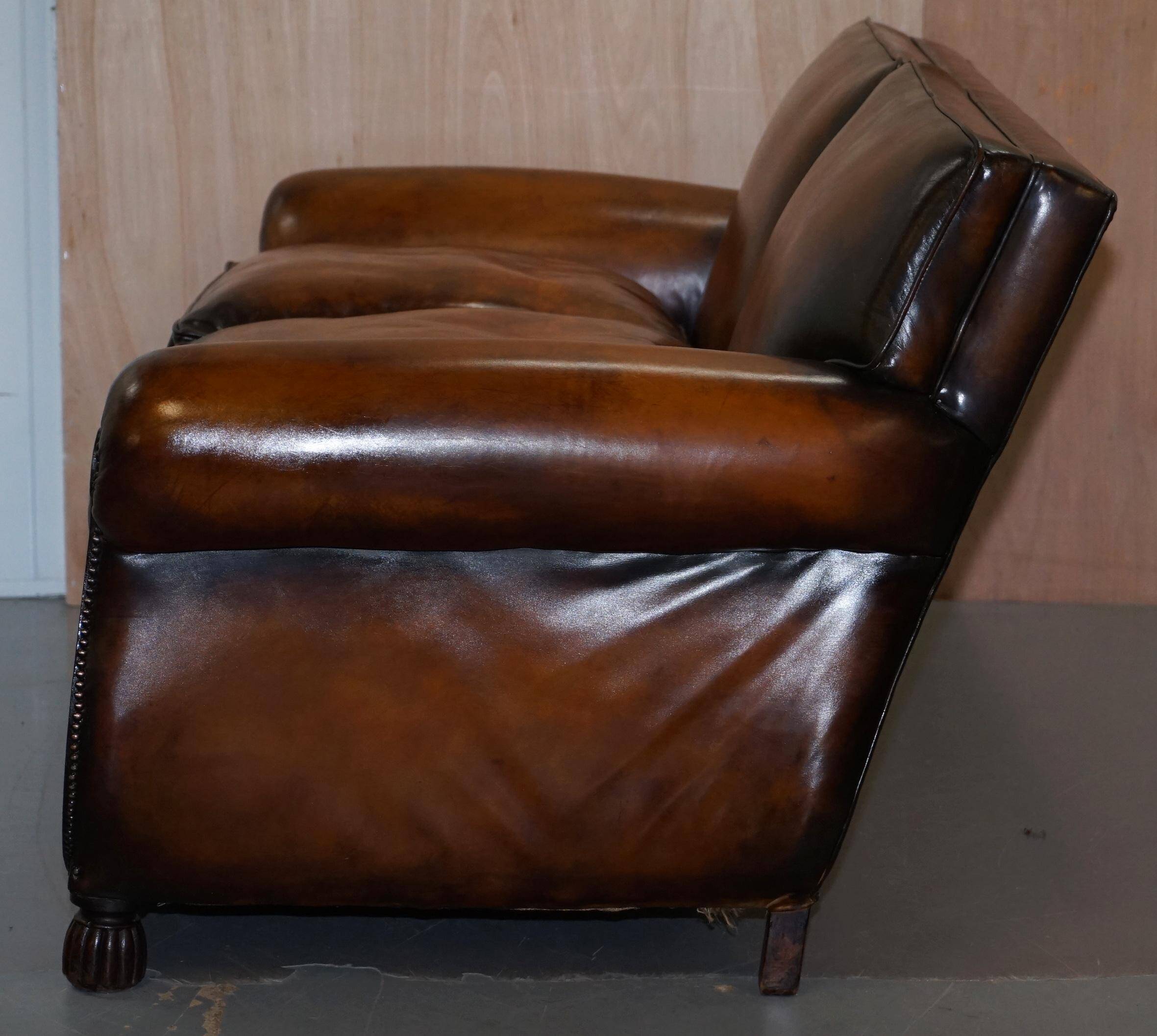 Two-seater canapé in aged leather, Victorian style.