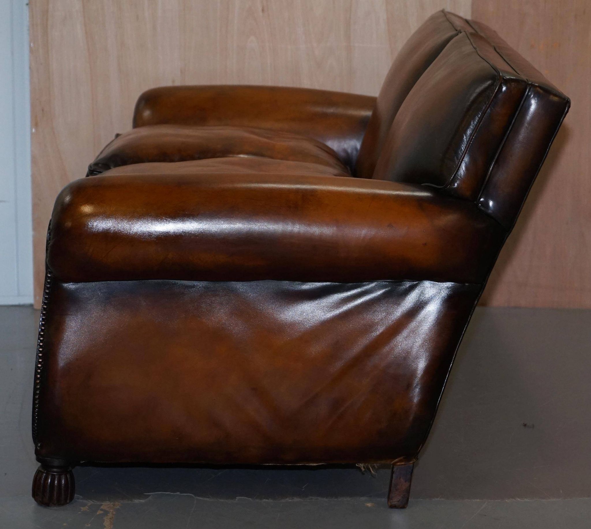 Two-seater canapé in aged leather, Victorian style.