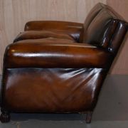 Two-seater canapé in aged leather, Victorian style.