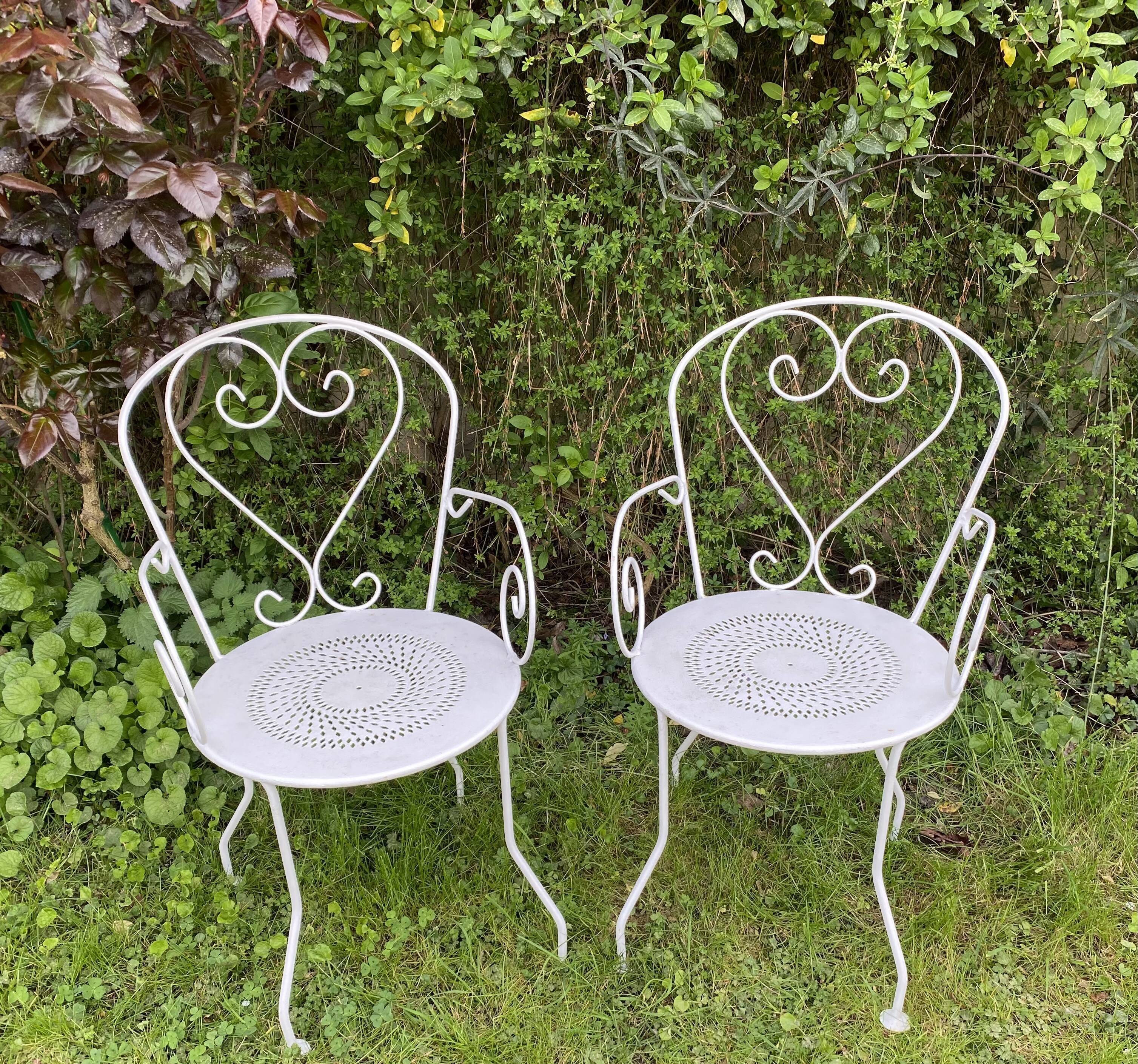 Lot de 2 anciens fauteuils de jardin en fer forgé