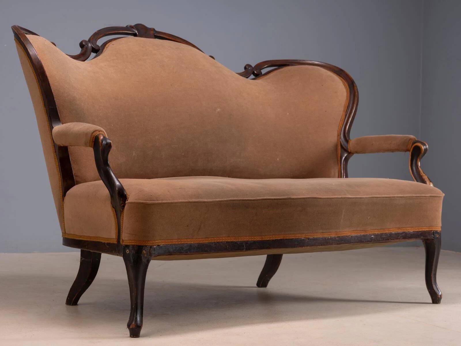 Sofa en bois vintage orné avec cadre décoratif sculpté et tapisserie marron, 175 × 114 × 80 cm