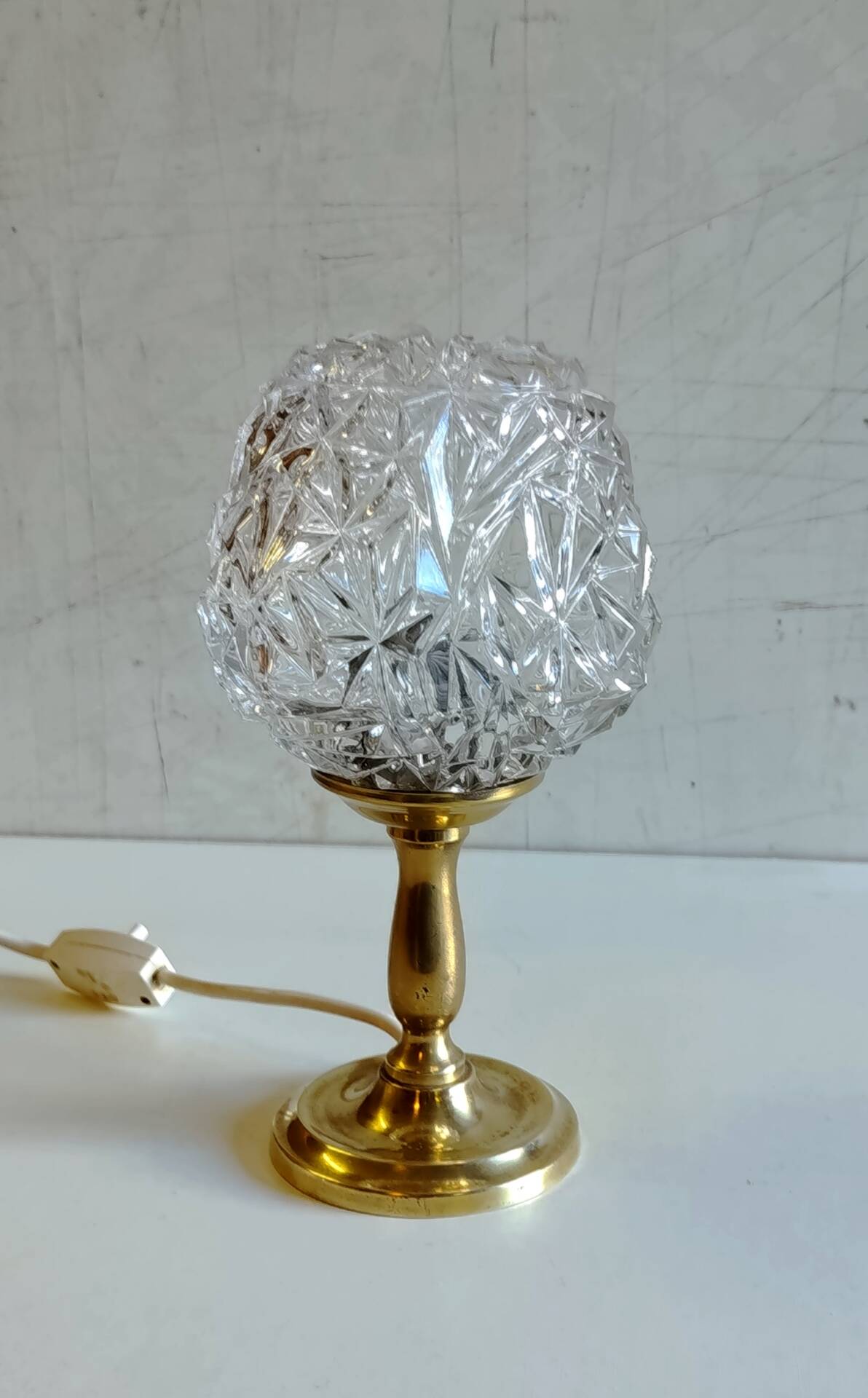 Lampe à poser en laiton doré et verre - mid.XXeme
