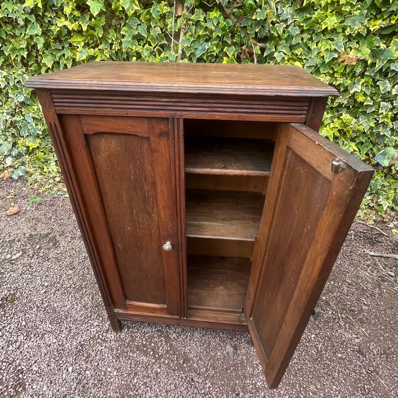 Small cabinet with 2 doors