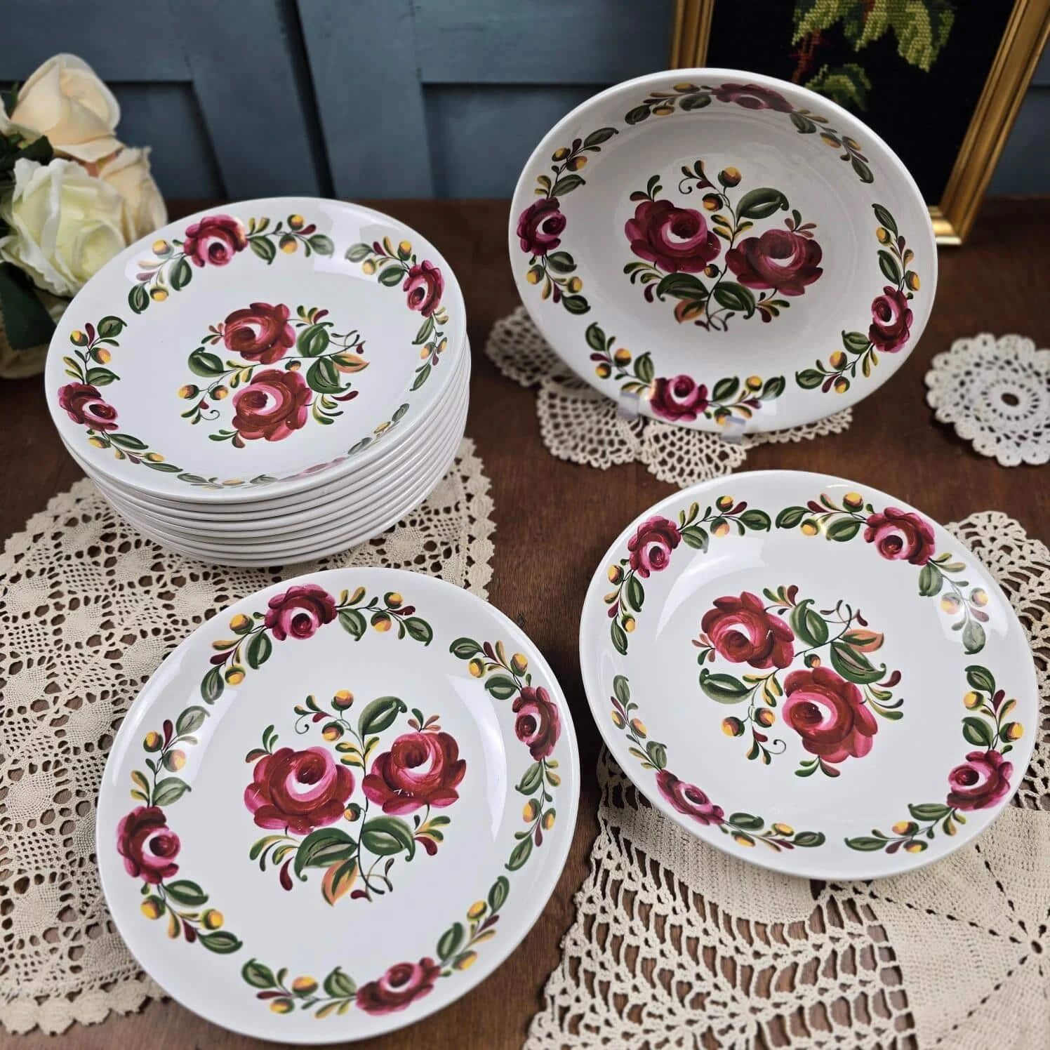 Ensemble de 12 assiettes creuses Moulin des Loups Ottawa – Fleurs bordeaux