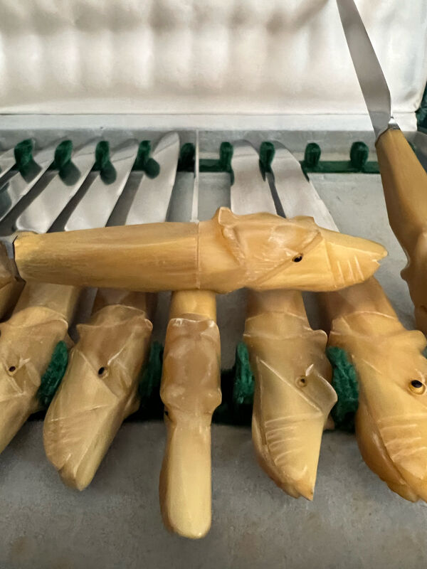 Ensemble couteaux de table manche têtes de chien sculptées
