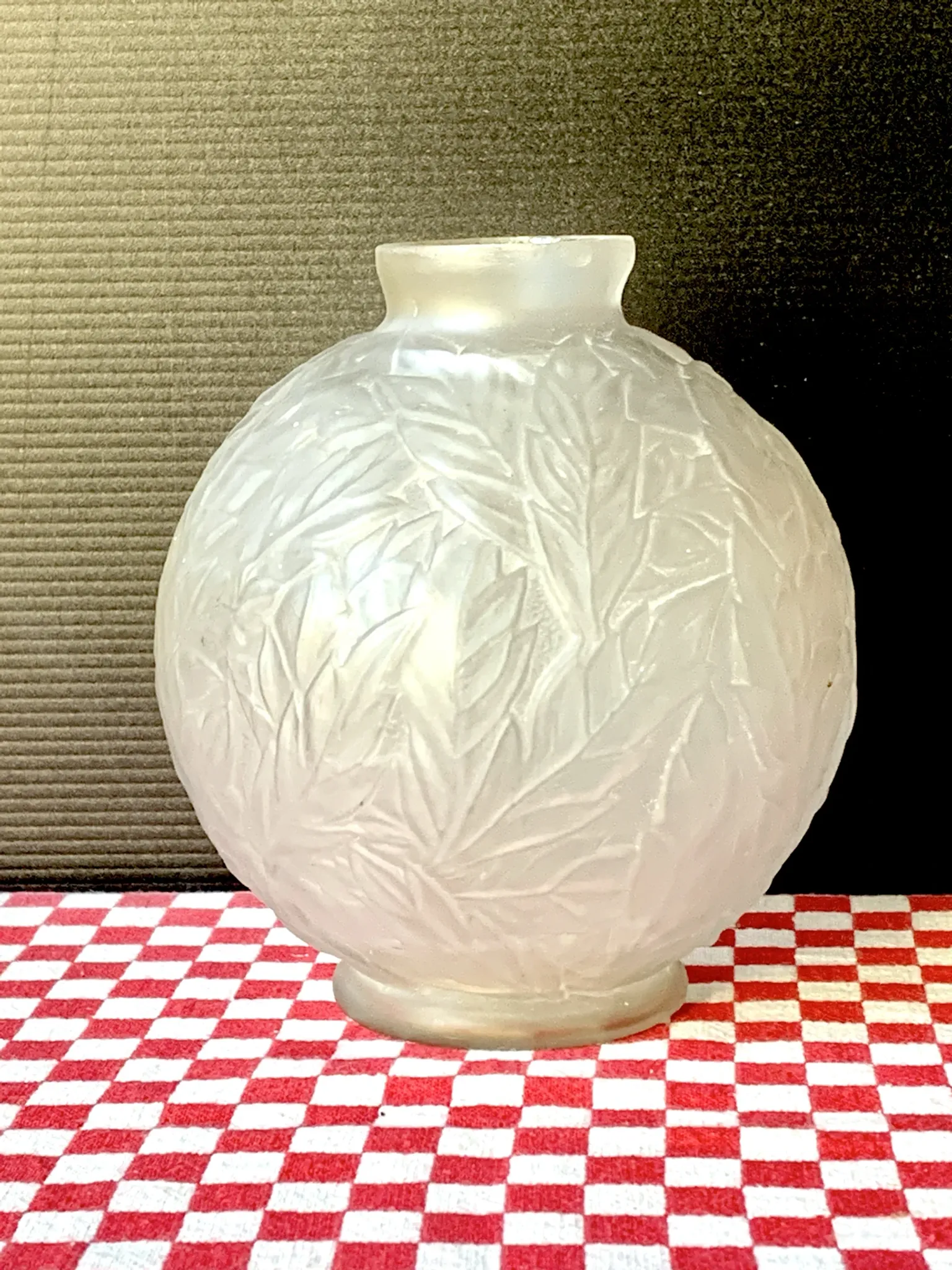Art Deco round vase Espaivet with foliage and berries