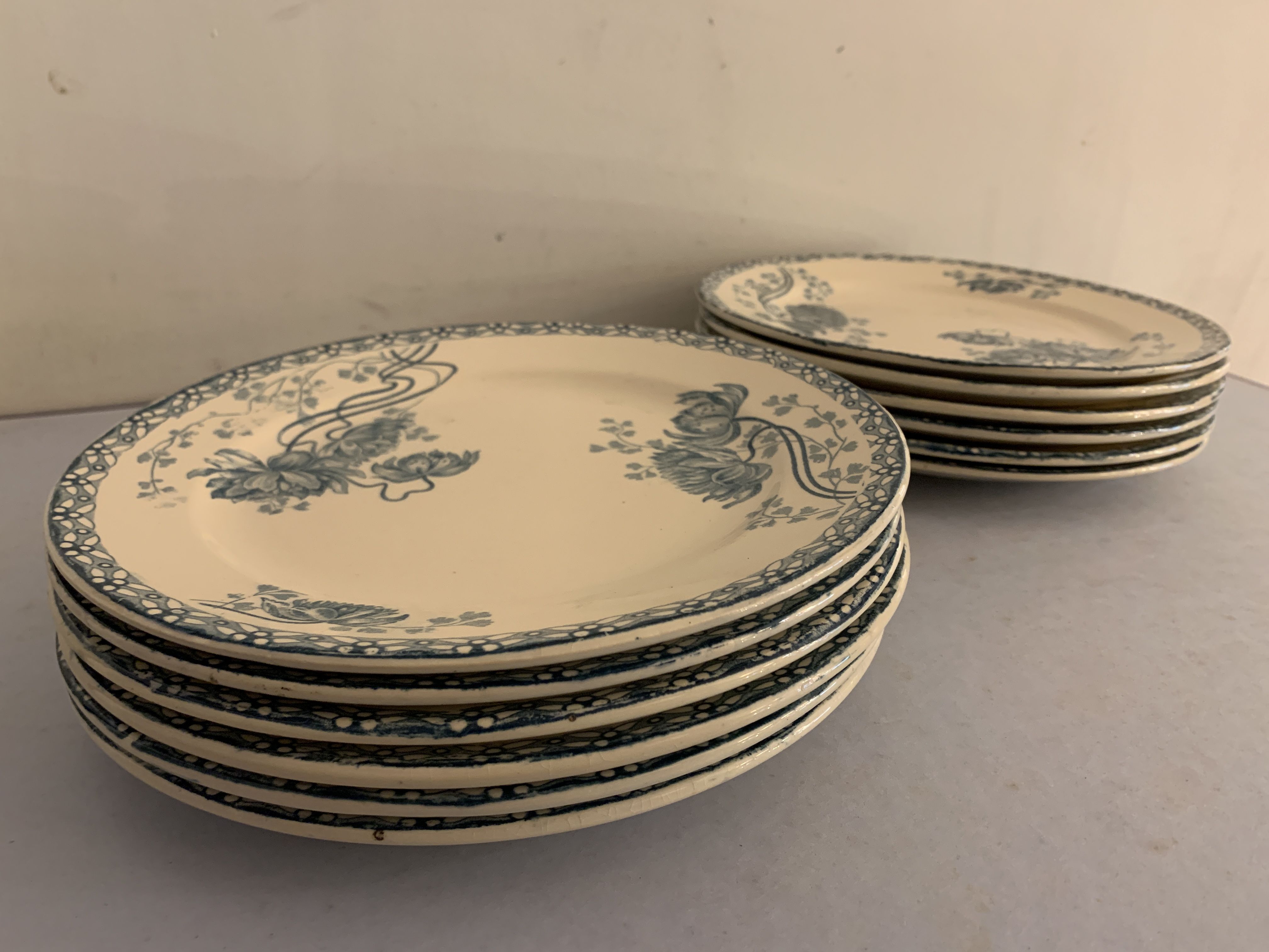 12 dessert plates and an art nouveau dish Royat de Sarreguemines