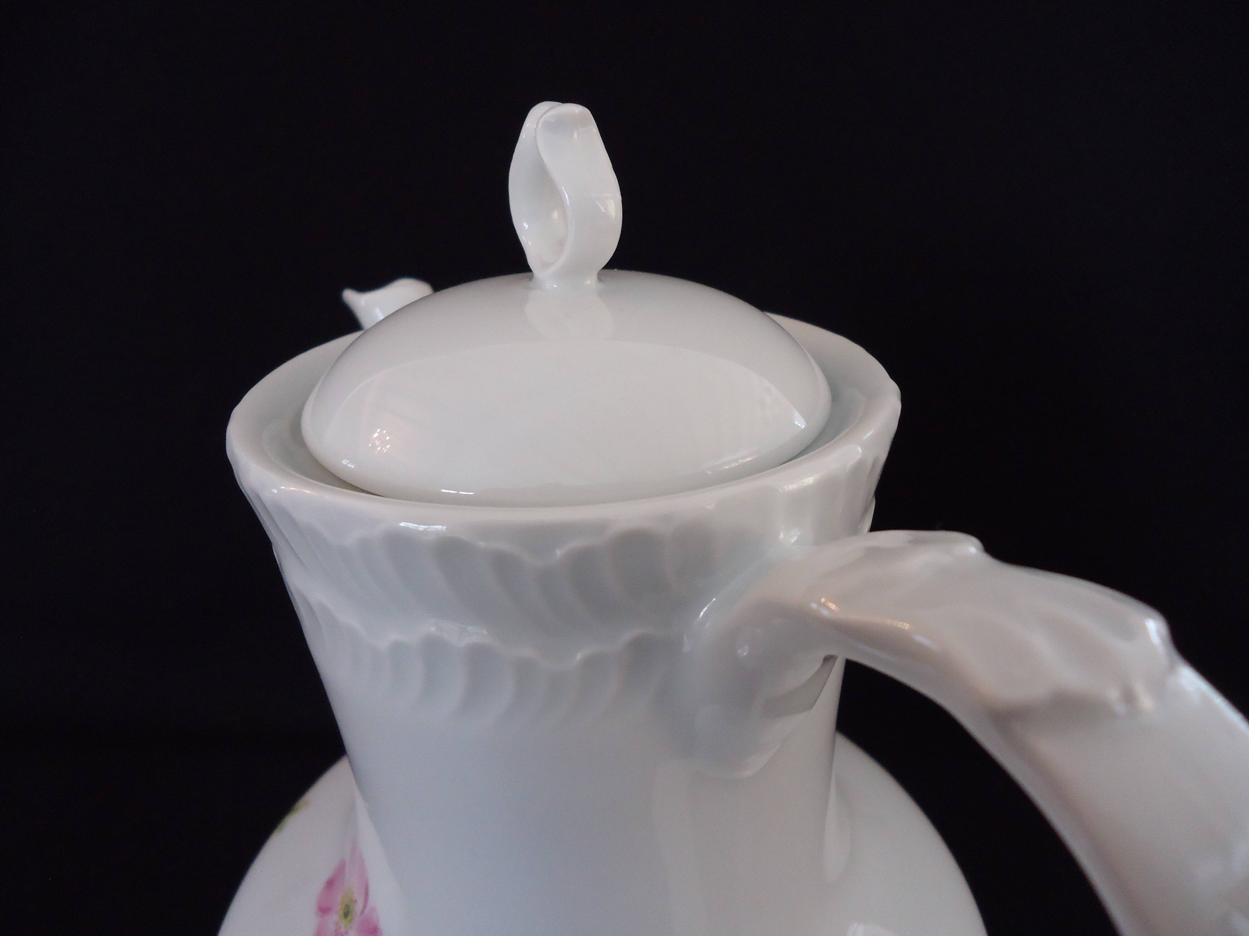 Pouring coffee pot, made of Limoges porcelain, Goumot Labesse (A565)