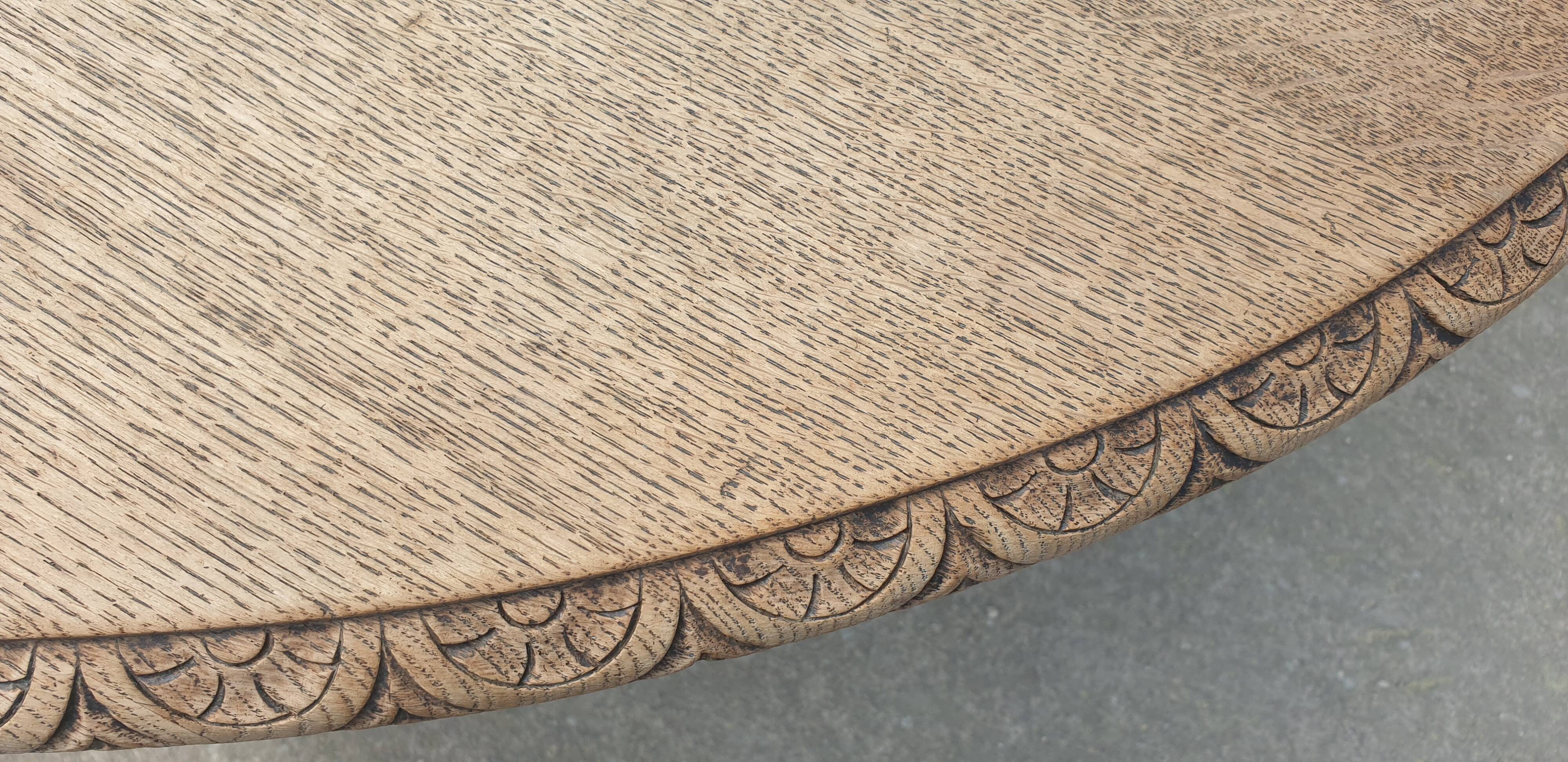 Table with central leg in solid oak, natural wood, carved base