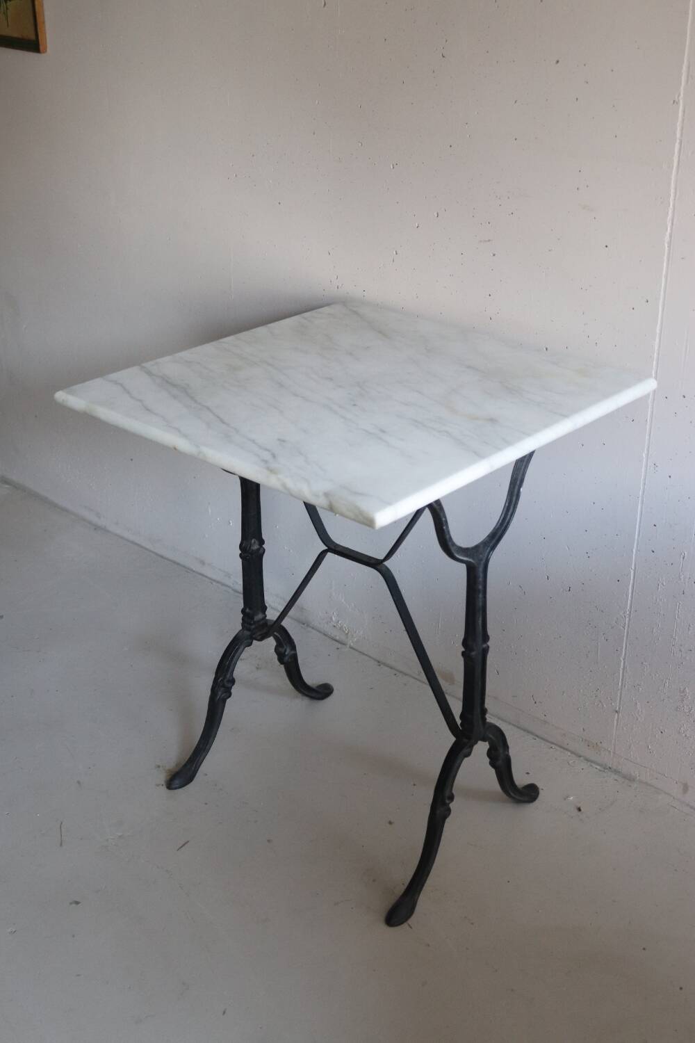 Square bistro table in white marble and cast iron