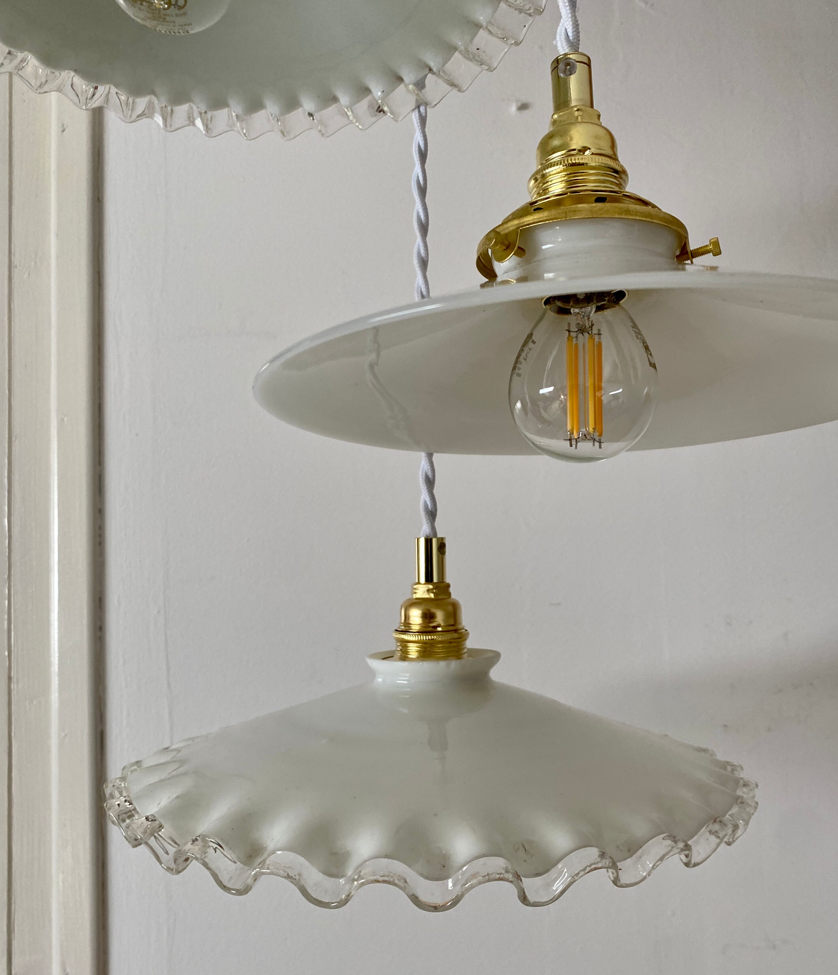 Three-light cascading pendant lamp with vintage white opaline lampshade
