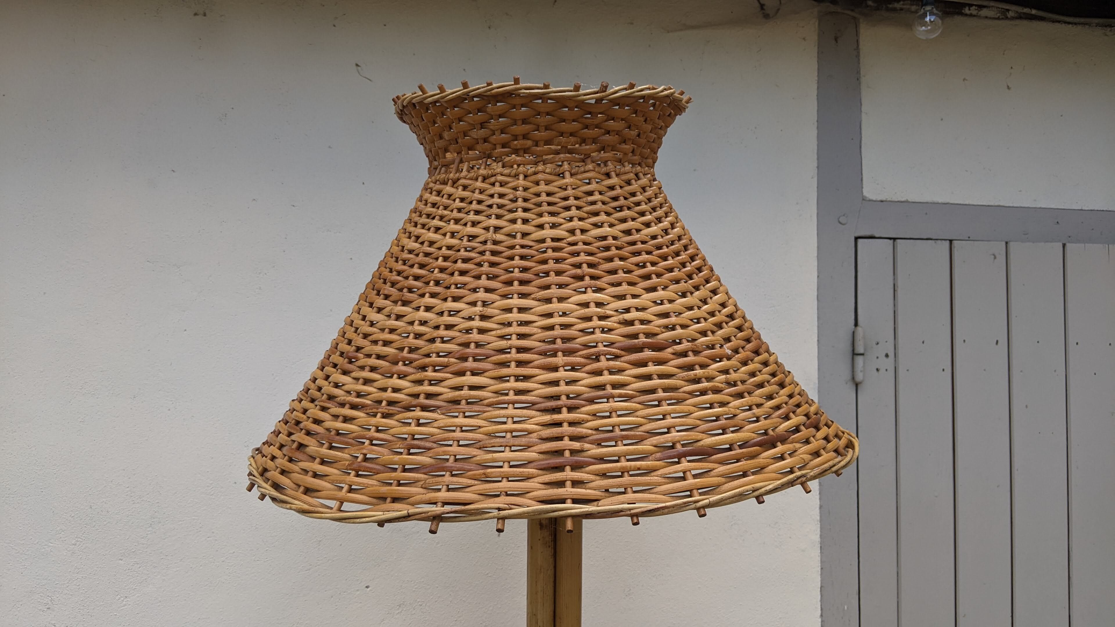Floor lamp with vintage rattan lampshade