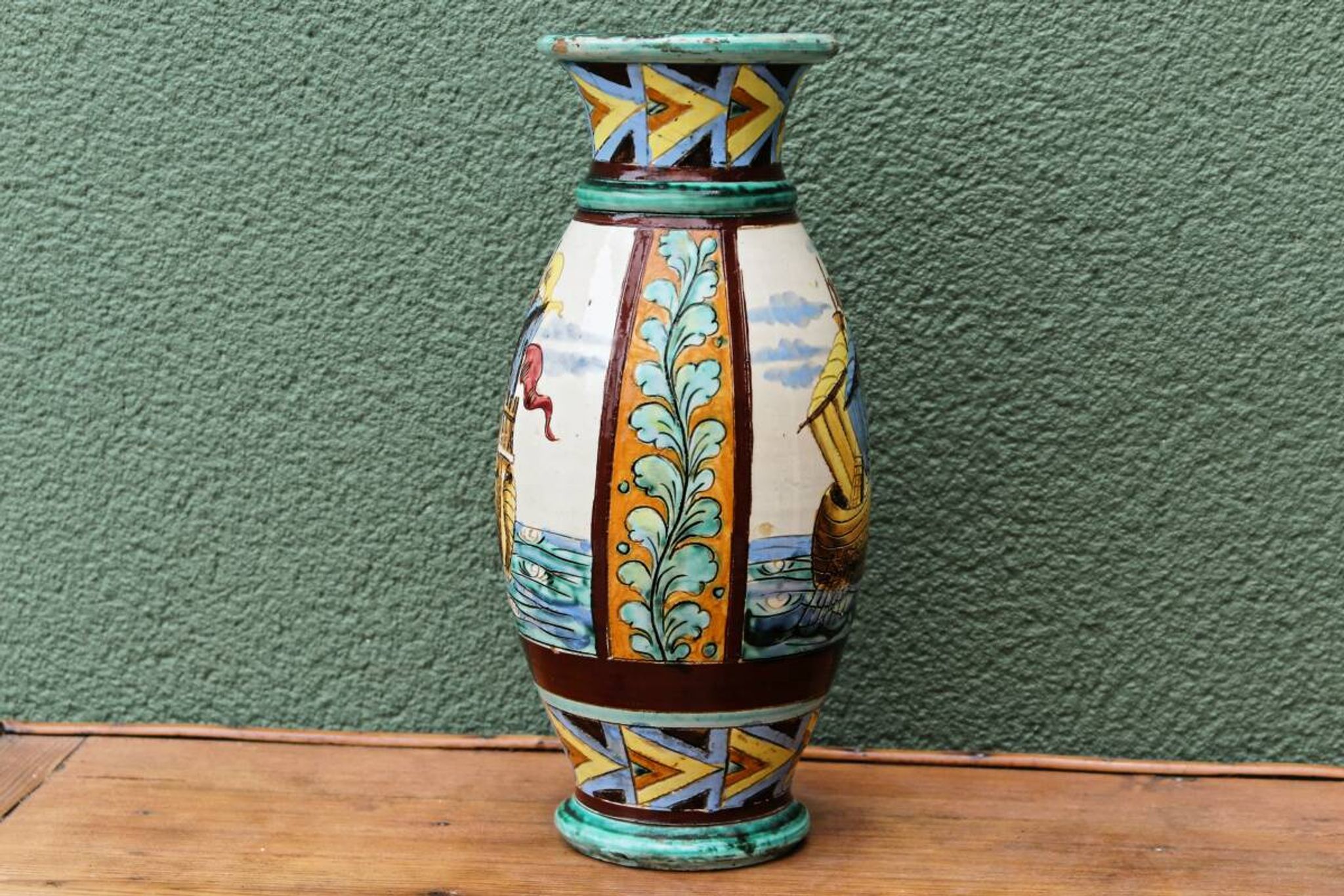 Vase en majolique italienne de Perugia, bateaux