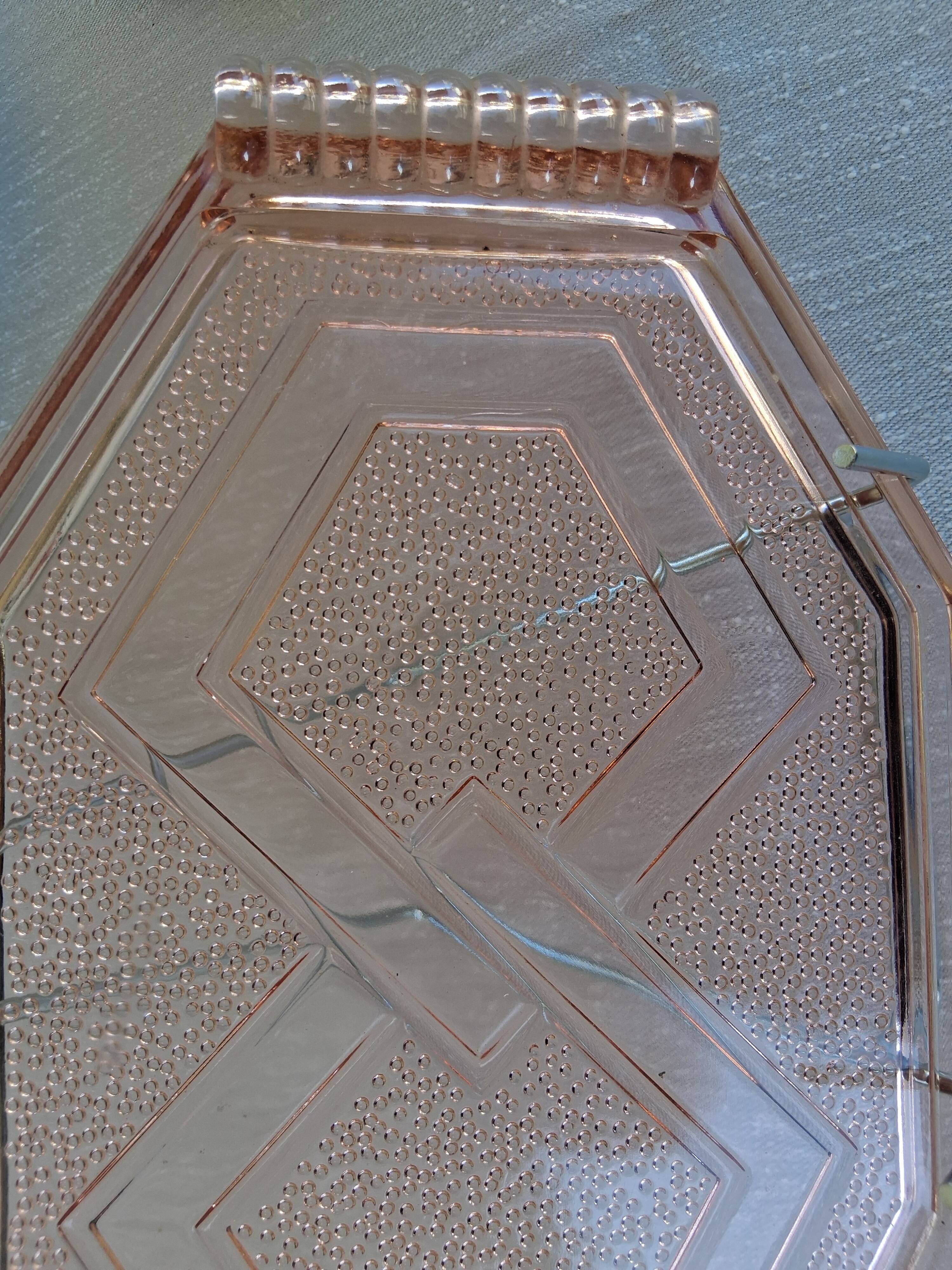 Very pretty pink glass dish in very good condition.
