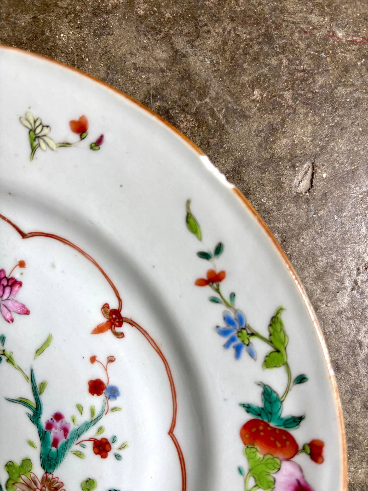 Flat plate from the Compagnie des Indes in hand-painted polychrome porcelain, 18th century.