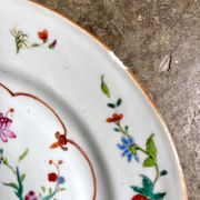 Flat plate from the Compagnie des Indes in hand-painted polychrome porcelain, 18th century.