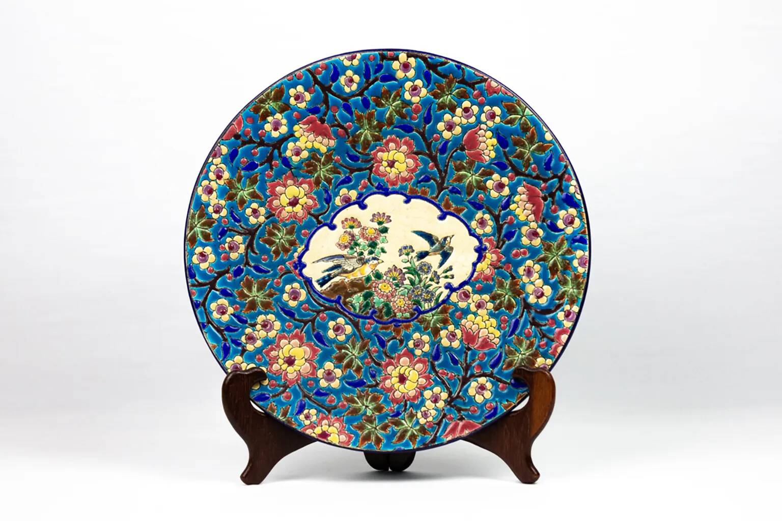 Plat en émaux de Longwy – Décor d’oiseaux et fleurs polychromes – 1950