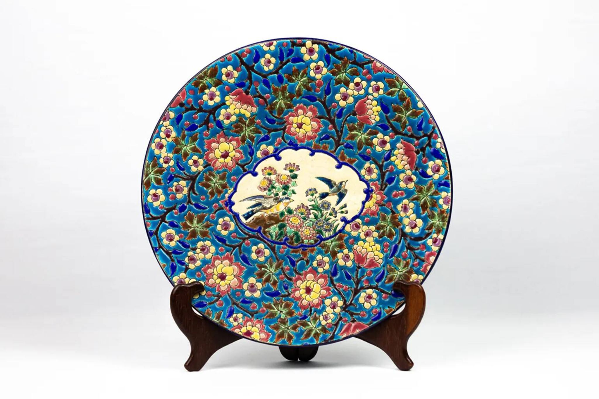 Plat en émaux de Longwy – Décor d’oiseaux et fleurs polychromes – 1950