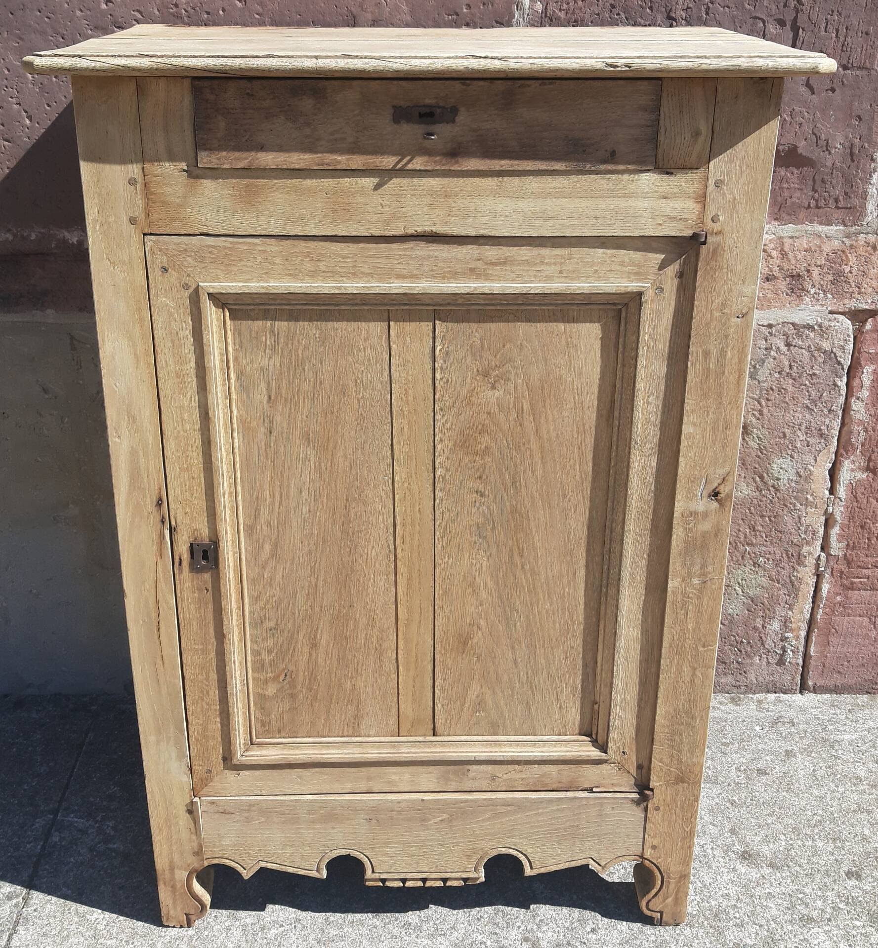 Confiturier or sideboard.
