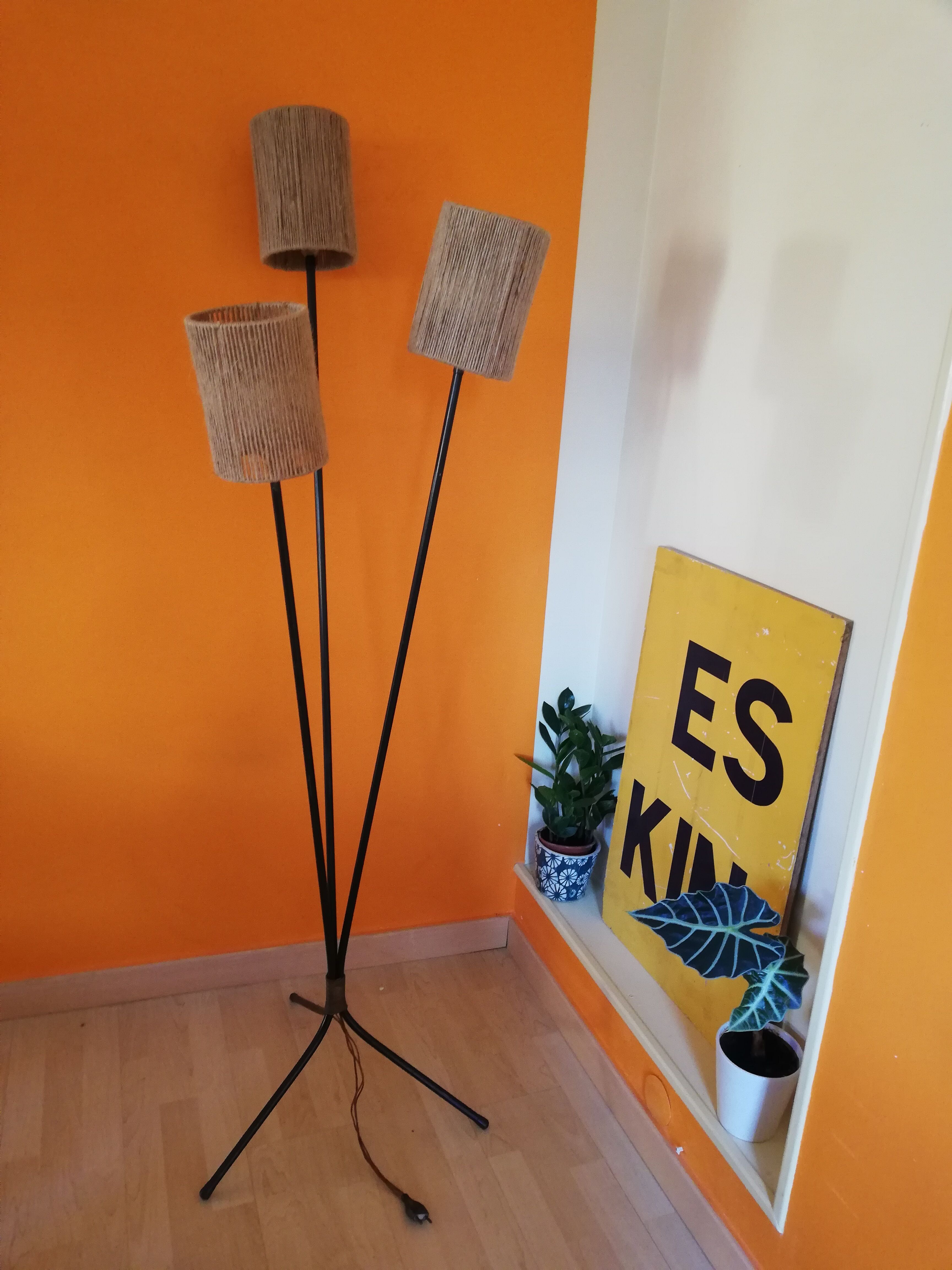 Vintage tripode lamppost