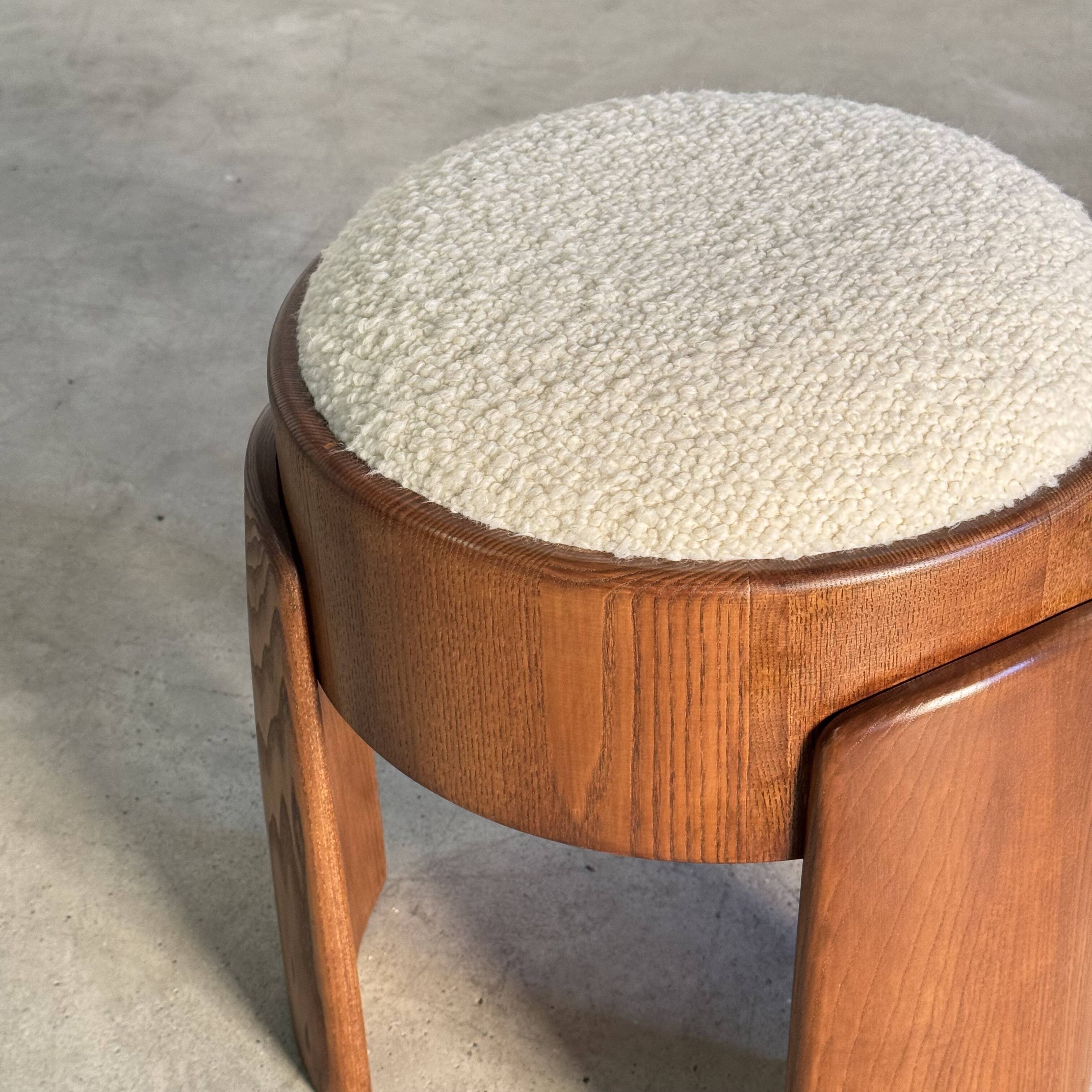 Tabouret en frêne et tissu bouclé Dedar Milano par Forme, Italie