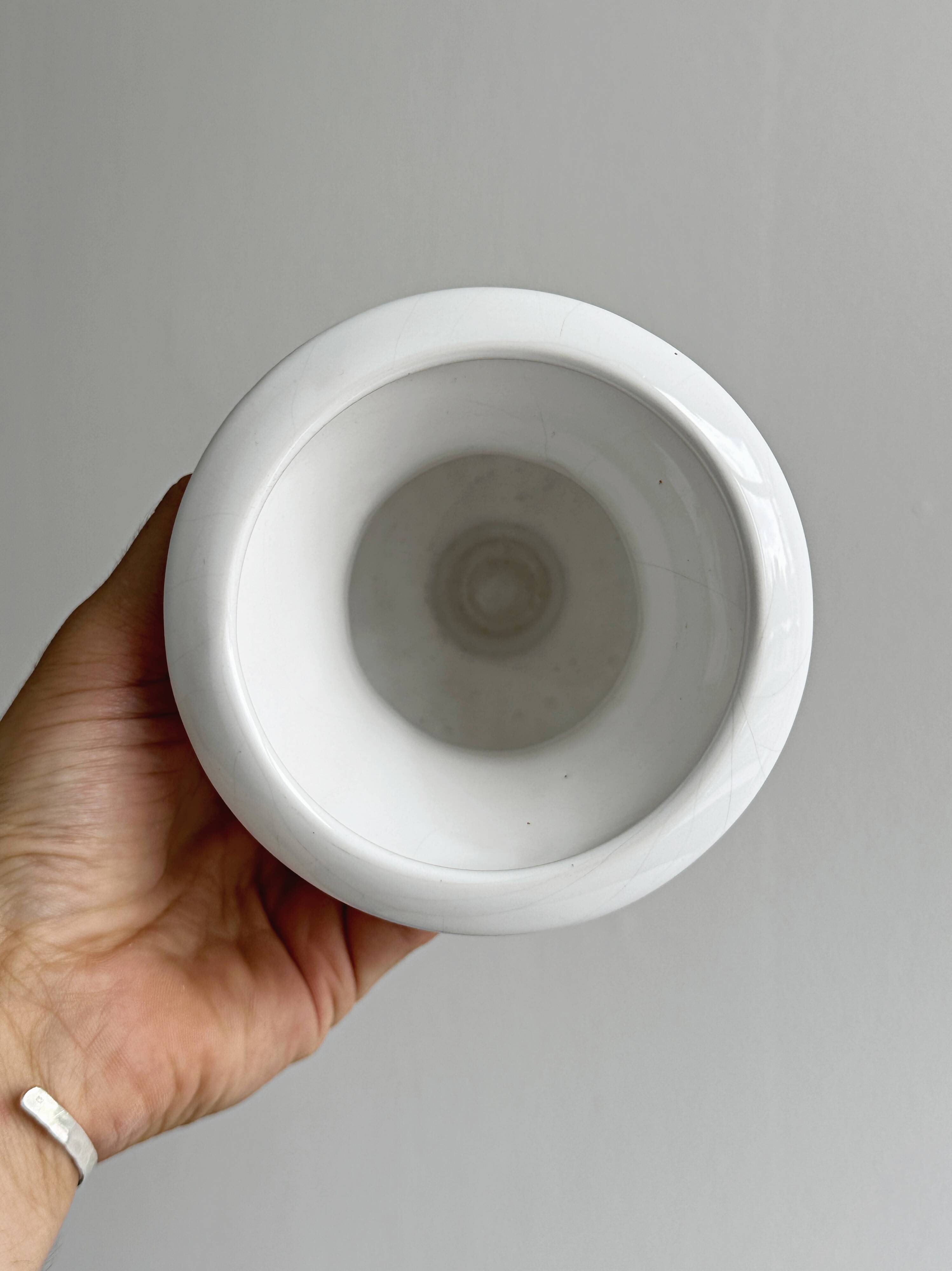 Cache-pot Médicis ancien en porcelaine blanche