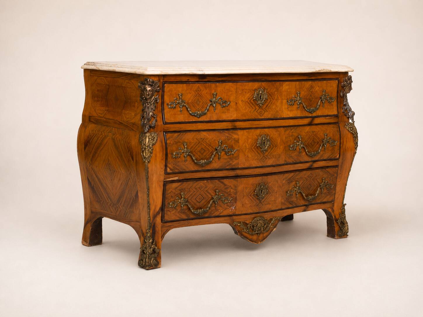 Commode galbée de style Louis XV - Europe, XXe siècle